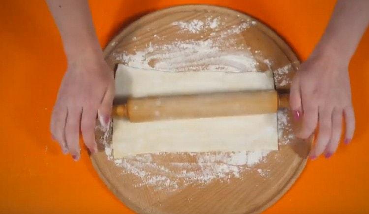 Rouler la pâte légèrement avec un rouleau à pâtisserie.