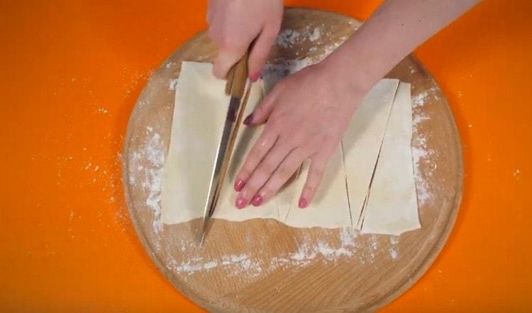 Couper la pâte en triangles.