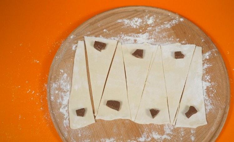 Placez un morceau de chocolat sur la partie large de chaque triangle.
