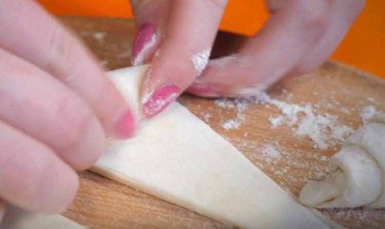 Envelopper la pâte avec un rouleau.