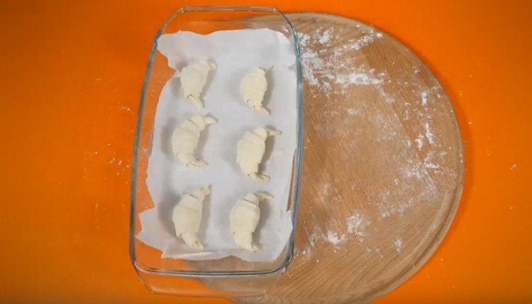 Mettez les croissants en forme et laissez-les reposer environ 30 minutes et laissez-les lever un peu.
