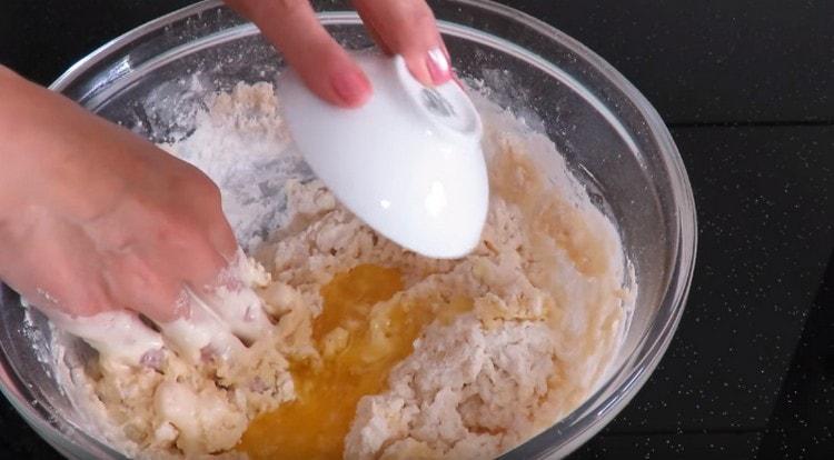 Kneading the dough, we introduce melted butter into it.