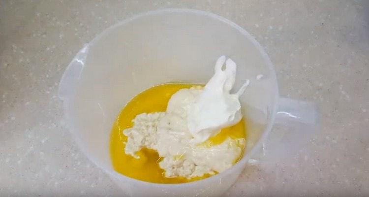 Ajouter le beurre fondu et refroidi, ainsi que la crème sure, à la vapeur.