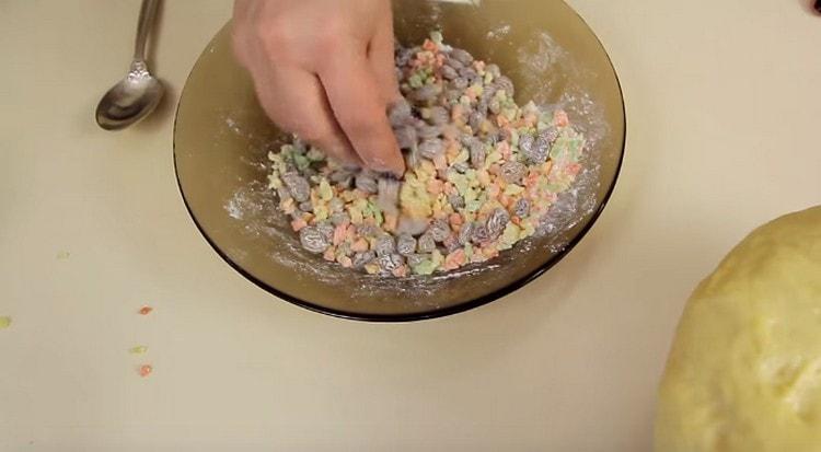 Mix candied fruits with a small amount of flour.
