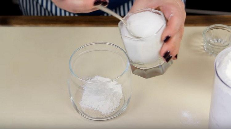 Mezcle levadura seca, azúcar y harina en un recipiente pequeño.