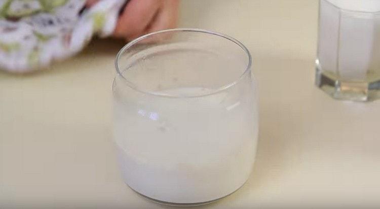 Ajouter le lait chaud, mélanger et laisser la pâte dans un endroit chaud.