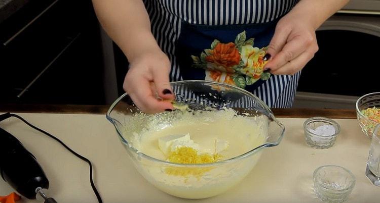 Dans la masse de jaune, ajoutez du beurre, du zeste.