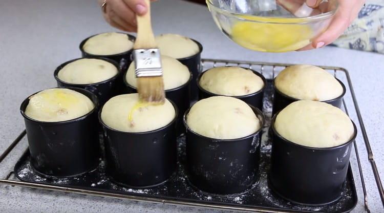 Lubricate the cakes with a beaten egg and send to the oven.