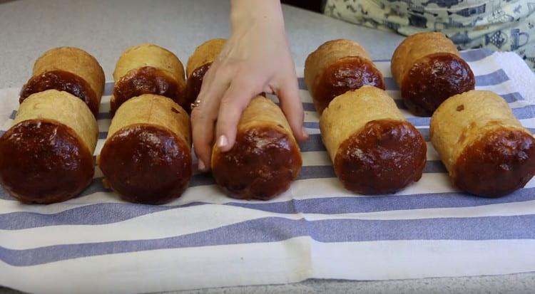 Cuando las tortas estén ligeramente enfriadas, sáquelas y colóquelas horizontalmente sobre una toalla.