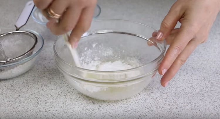 Pour préparer le glaçage, moudre le blanc d'oeuf avec du sucre en poudre avec quelques gouttes de jus de citron.