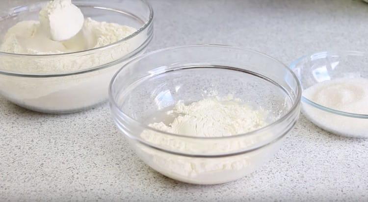 Se agregan 2-3 cucharadas de harina y un poco de azúcar a la levadura.