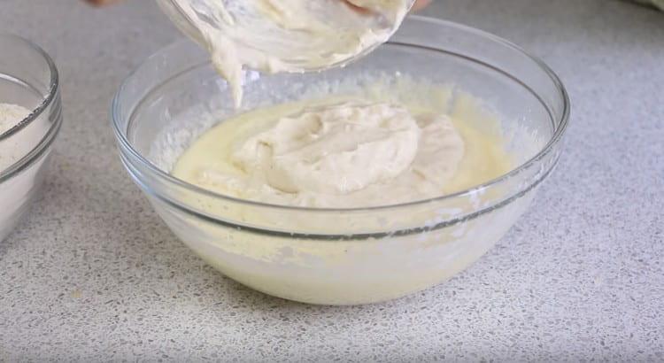 Add the dough to the curd mass.