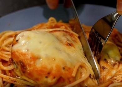 Kuhanje pilećih prsa s tjesteninom u mirisnom umaku od rajčice prema receptu sa fotografijom.