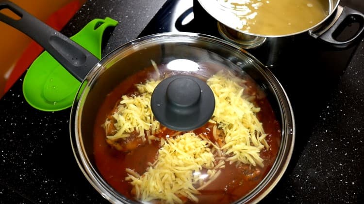 Nous couvrons la casserole avec un couvercle pour que le fromage fonde.