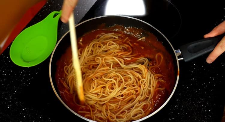 Les spaghettis se répandent dans la sauce, mélangez.