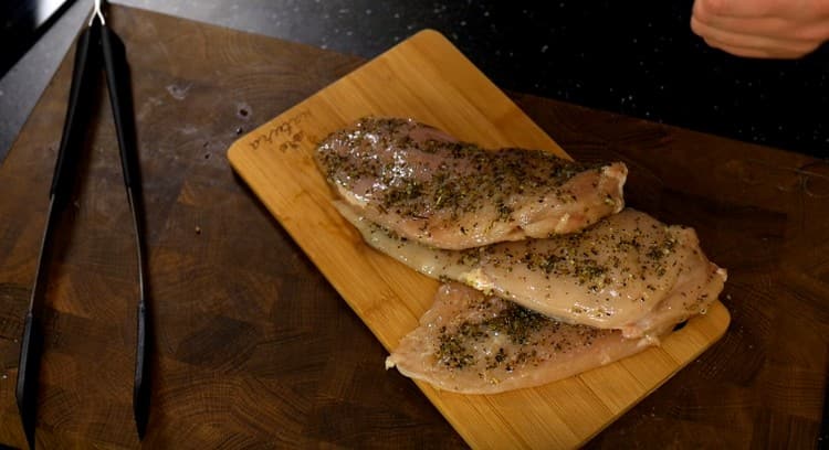 On the other hand, the fillet also needs to be grated with marinade.