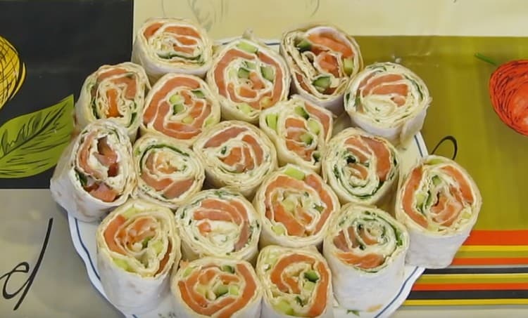 Such pita bread with salmon in the form of a roll will be an excellent snack on the festive table.