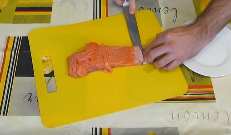 Gently cut the salmon fillet from the skin, if any.