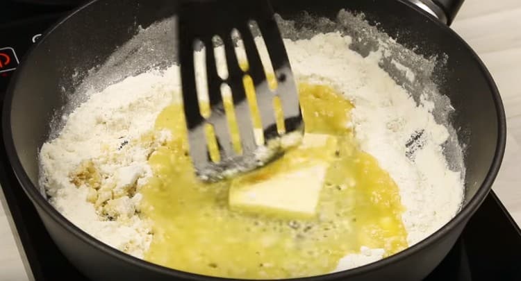 Ajouter un morceau de beurre à la farine et mélanger.