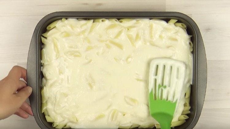 Prekrijte tjesteninu s pola bešamel umaka.