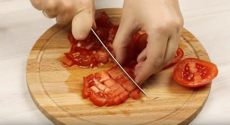 Couper les tomates en petits cubes.