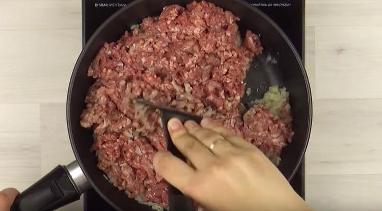 Ajouter la viande hachée à l'oignon.