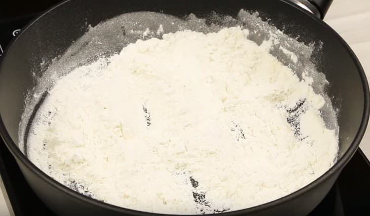 Dans une poêle sèche, faites frire la farine.