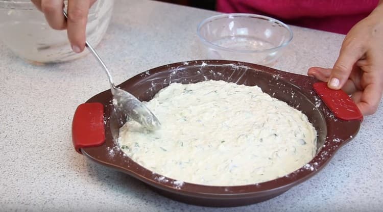 Para hornear khachapuri perezoso en el horno, ponga la masa en forma engrasada y espolvoreada con harina.