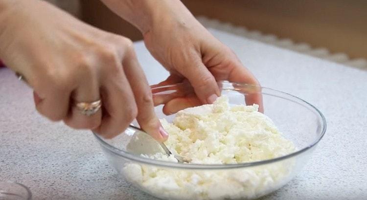 Knead the cottage cheese with a fork.