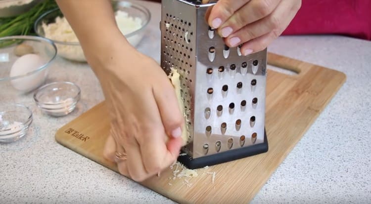 Nous râpons le fromage dur sur une râpe fine.