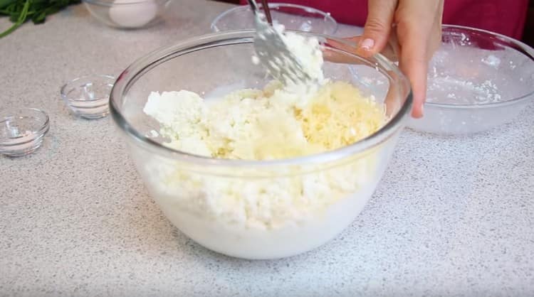 We spread cottage cheese, cheese and feta cheese in a bowl with kefir.