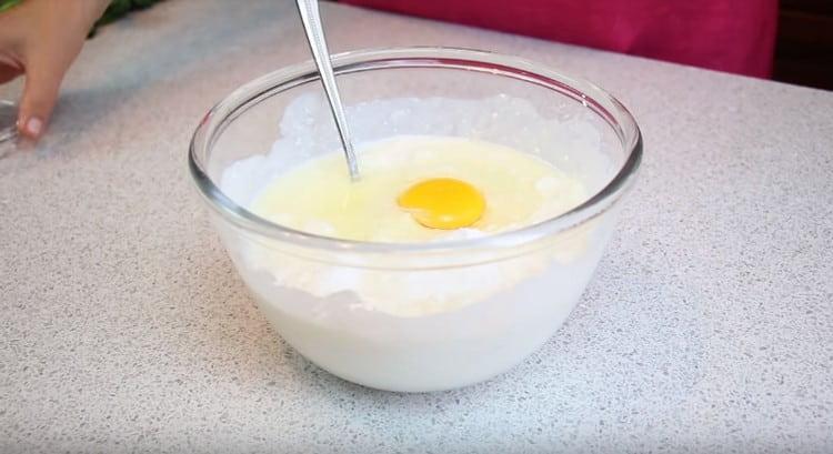 Add the egg, soda, salt to the kefir-cheese mass.