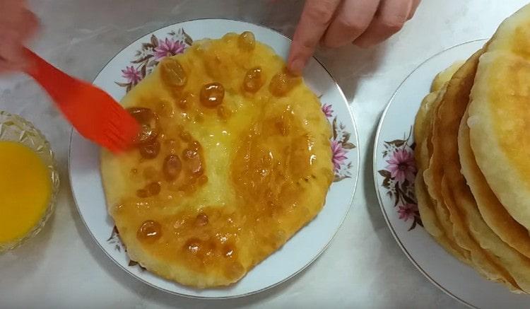 Los pasteles de kéfir serán aún más sabrosos si todavía los engrasa con mantequilla derretida.