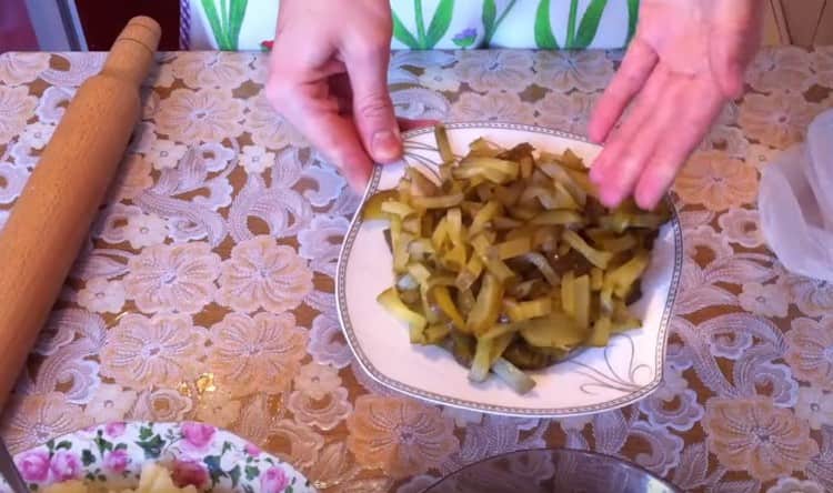 Cut the pickles into strips.