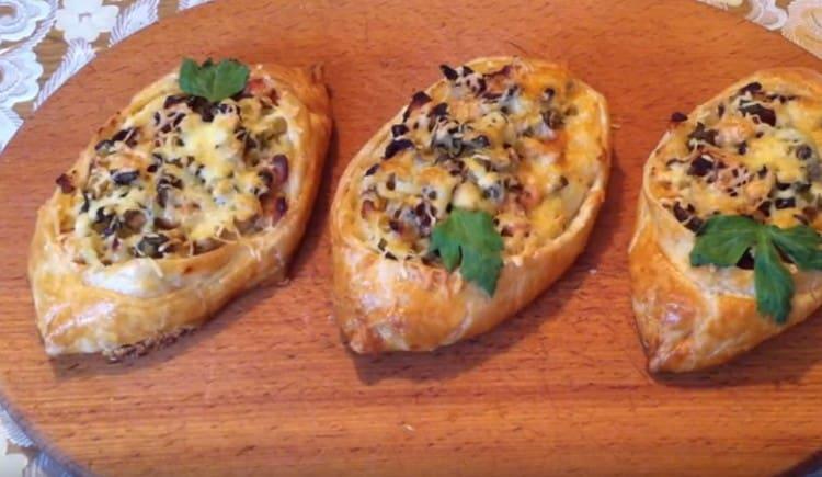 Such delicious puff pastry boats can even be served on the festive table.
