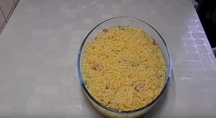 On top of the dish we spread the grated cheese.