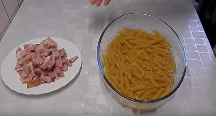 Na dnu kalupa rasporedite tjesteninu u jednom sloju.