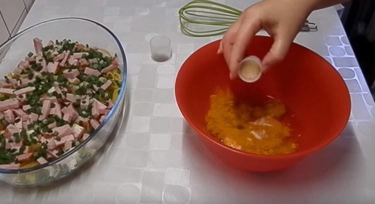 Nous battons les œufs dans un bol, ajoutez du sel et des épices.