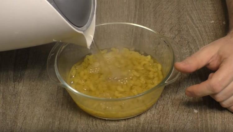 Verser les pâtes avec de l'eau bouillante.