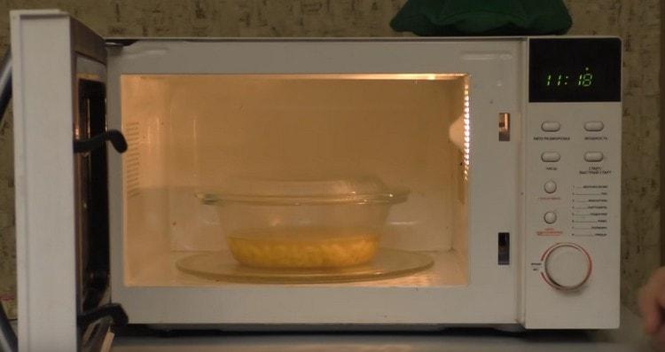 Stavite posudu s tjesteninom u mikrovalnu.