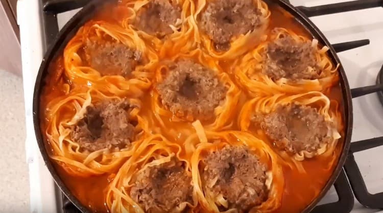 We spread the nests with minced meat in the sauce.