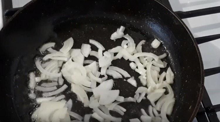 Cut the onions and fry in a pan.