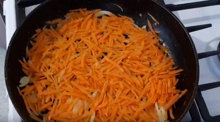 Agregue las zanahorias ralladas a la cebolla.