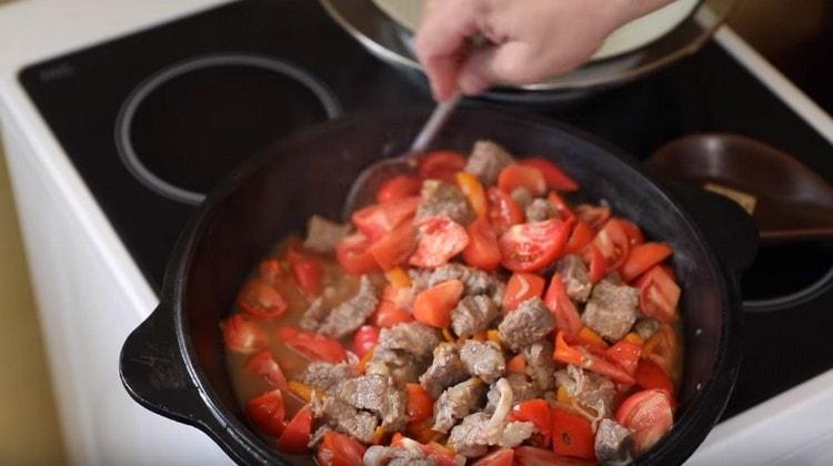 Cortar los tomates en trozos y agregarlos a la sartén.