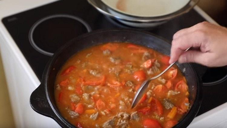 Gracias a los tomates, aparecerá una gran cantidad de jugo debajo de la tapa en la sartén.