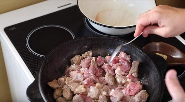 Ponga la carne en rodajas en una sartén.