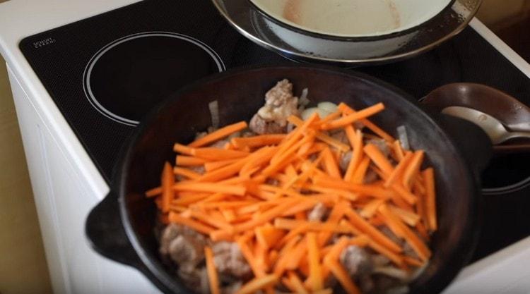 Ajoutez ensuite les carottes hachées.