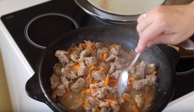 Stew meat with vegetables under the lid, stir.