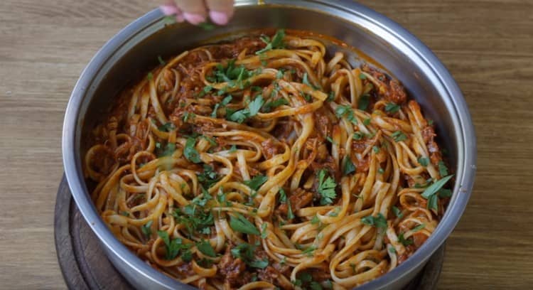 Ang Navy pasta na may nilaga ay magiging mas masarap kung iwiwisik ng makinis na tinadtad na mga sariwang halamang gamot.