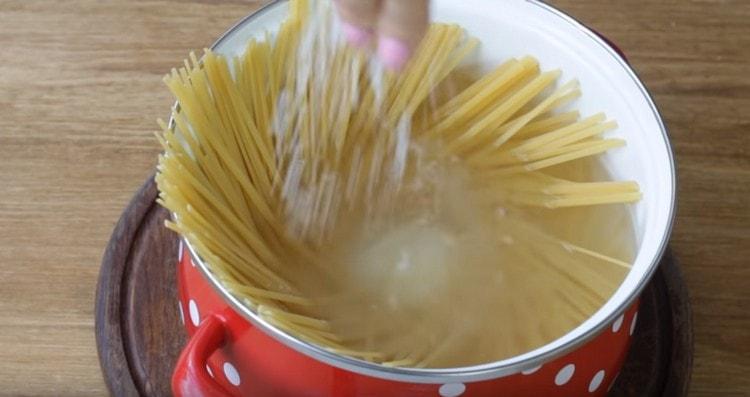 Pendant la cuisson, salez les spaghettis.